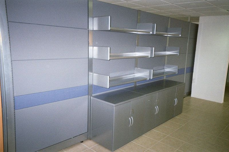 Galería de Pared de Paneles con 3 módulos bajos con puertas y entrepaños bajos colgantes de paneles  Línea MS