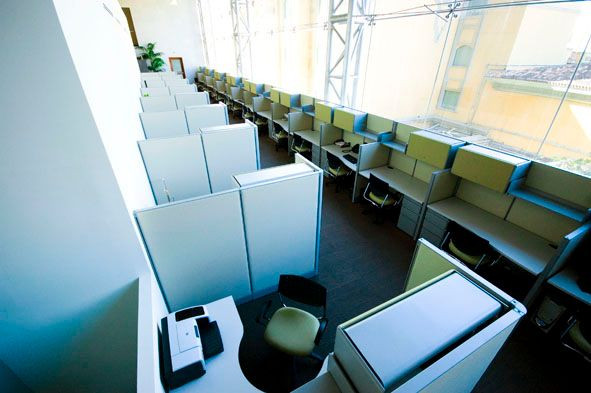 Galería de Módulos Rectos con Cajonera pedestal 2 cajones papeleros y uno de archivo, Flipper door y Entrepaño bajo